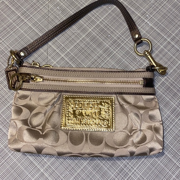 Coach Monogram Wristlet. NWOT - Picture 3 of 9